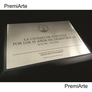 Imagen de producto Plaqueta  Acero 20 x 30 con Base y Caja. Art. PQA 2030