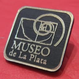 Imagen de producto Pin base metálica frente bicapa grabado. Art. PMB 961