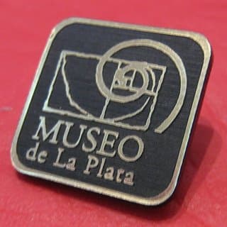 Imagen de producto Pin base metálica frente bicapa grabado. Art. PMB 961