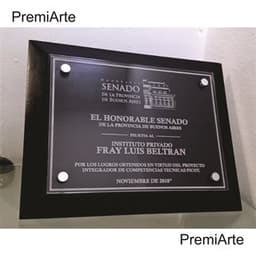 Imagen de producto Plaqueta Acrílico 15 x 20 con Base y Caja. Art. PQM 1520